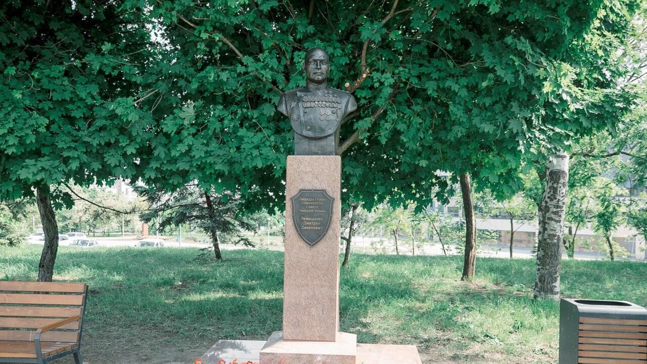 Бюст дважды Героя Советского Союза Дмитрия Лелюшенко в Мариуполе Бюст дважды Героя Советского Союза Дмитрия Лелюшенко в Мариуполе - РИА Новости, 1920, 09.05.2024