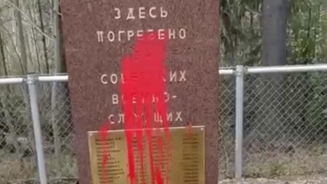 Памятник советским военнослужащим осквернили на кладбище в Малми-Кивикко