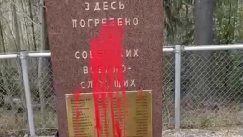 Памятник советским военнослужащим осквернили на кладбище в Малми-Кивикко. Кадр видео - РИА Новости, 1920, 09.05.2024