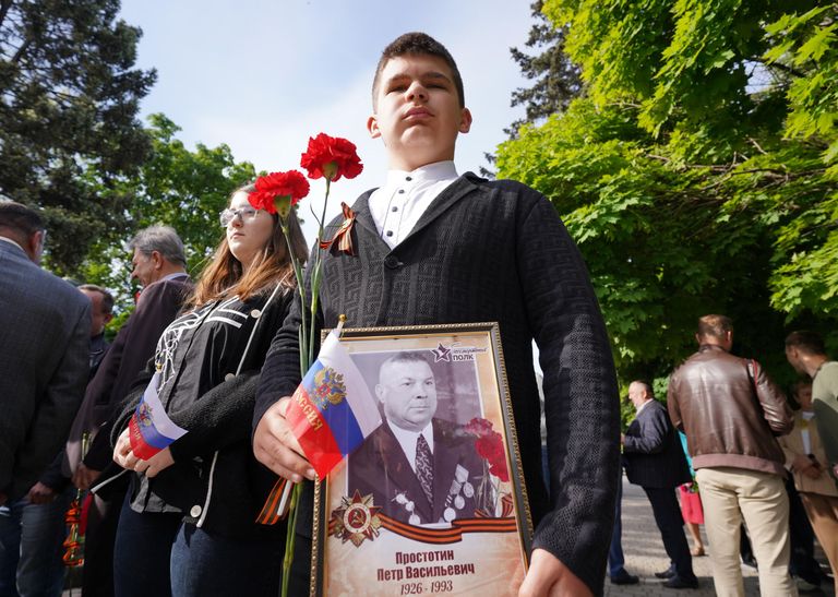 Празднование 79-й годовщины Победы в Великой Отечественной войне на площади у памятника жертвам Фашизма в Мариуполе. Празднование 79-й годовщины Победы в Великой Отечественной войне на площади у памятника жертвам Фашизма в Мариуполе.