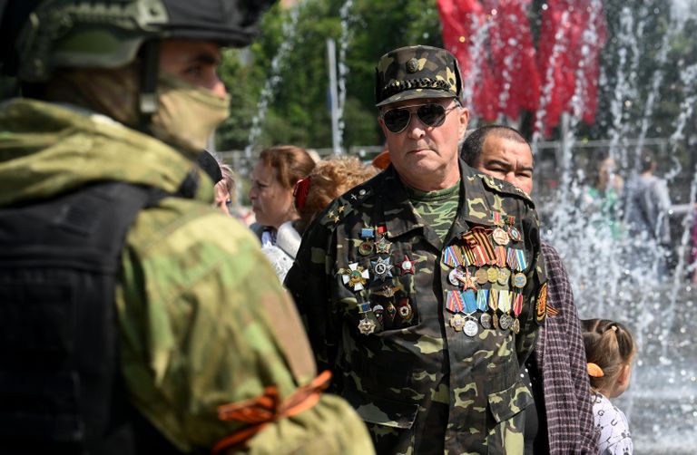 Участники празднования 79-летия Победы в Великой Отечественной войне у мемориала Славы в сквере Героев в Луганске Участники празднования 79-летия Победы в Великой Отечественной войне у мемориала Славы в сквере Героев в Луганске