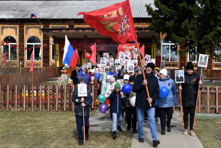 Шествие участников акции Бессмертный полк и праздничный митинг в День Победы в селе Сивохино Тасеевского района Красноярского края Шествие участников акции Бессмертный полк и праздничный митинг в День Победы в селе Сивохино Тасеевского района Красноярского края