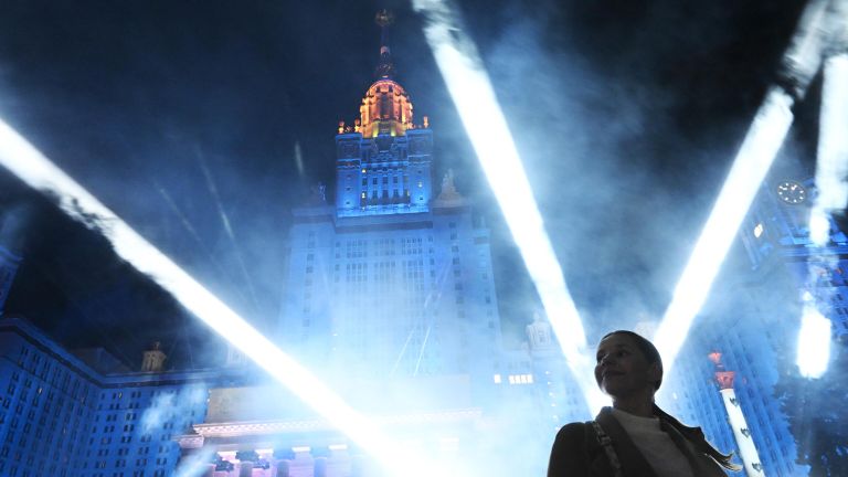 Световое шоу на фасаде главного здания МГУ на Воробьевых горах в Москве в честь празднования 79-й годовщины Победы в Великой Отечественной войне Световое шоу на фасаде главного здания МГУ на Воробьевых горах в Москве в честь празднования 79-й годовщины Победы в Великой Отечественной войне