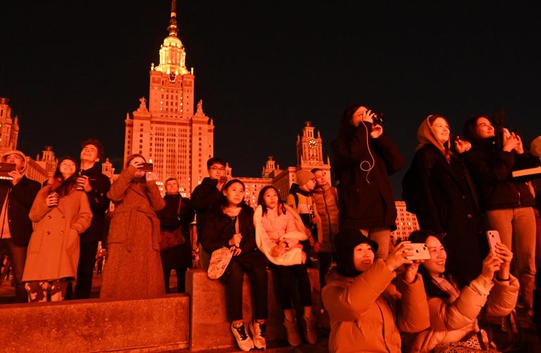 Люди смотрят световое шоу на фасаде главного здания МГУ на Воробьевых горах в Москве в честь празднования 79-й годовщины Победы в Великой Отечественной войне Люди смотрят световое шоу на фасаде главного здания МГУ на Воробьевых горах в Москве в честь празднования 79-й годовщины Победы в Великой Отечественной войне