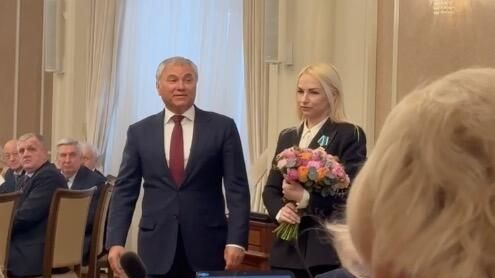 Председатель Госдумы Вячеслав Володин вручил орден Дружбы депутату парламента Молдовы Марине Таубер Председатель Госдумы Вячеслав Володин вручил орден Дружбы депутату парламента Молдовы Марине Таубер - РИА Новости, 1920, 10.05.2024