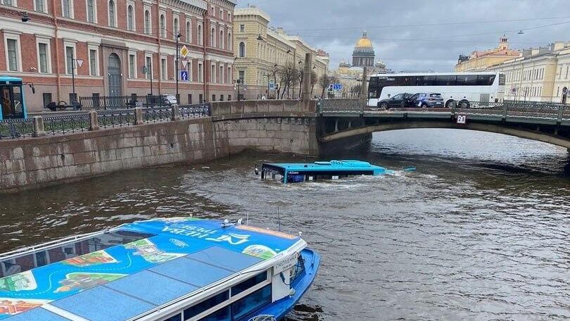 Автобус пробил ограду моста и упал в реку Мойку после столкновения с автомобилем в Санкт-Петербурге Автобус пробил ограду моста и упал в реку Мойку после столкновения с автомобилем в Санкт-Петербурге - РИА Новости, 1920, 10.05.2024