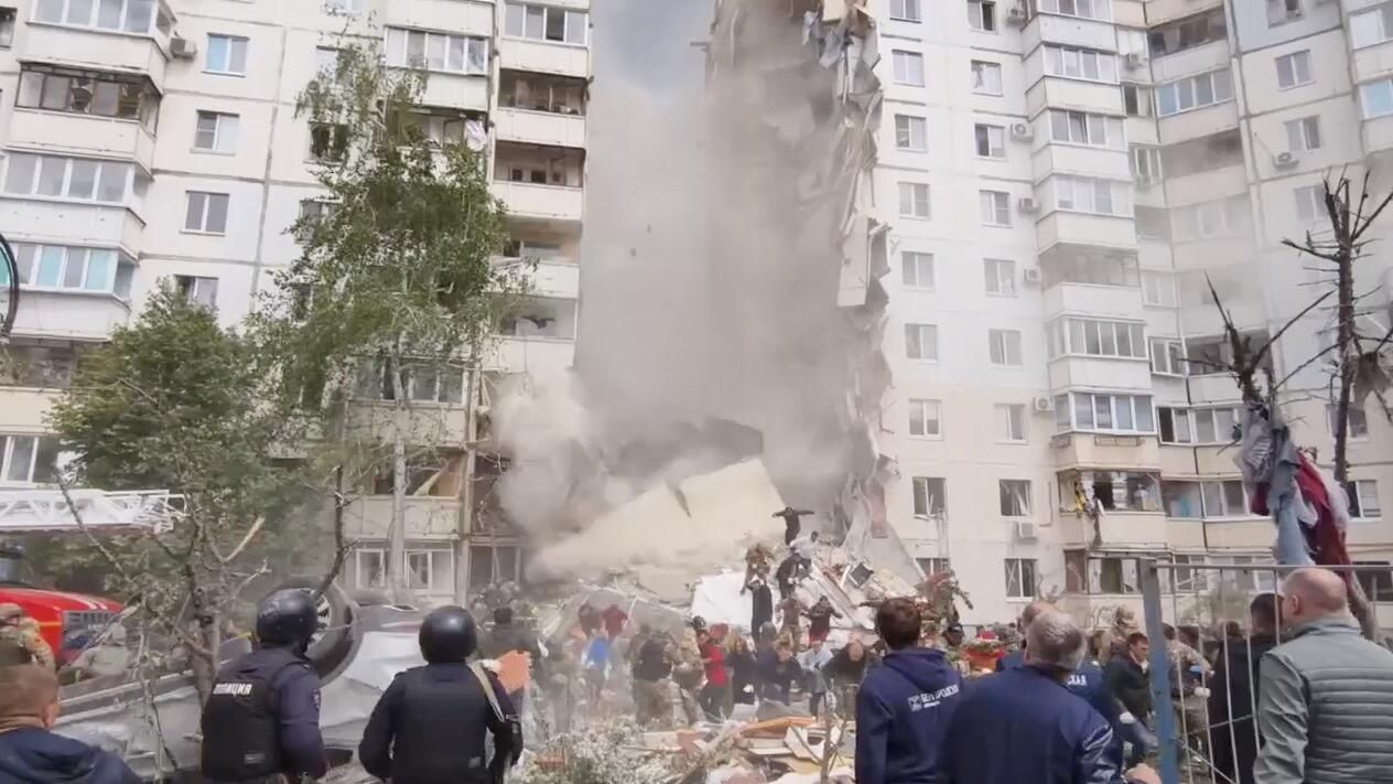 Момент обрушения крыши многоэтажки в Белгороде. Кадр видео Момент обрушения крыши многоэтажки в Белгороде. Кадр видео - РИА Новости, 1920, 12.05.2024