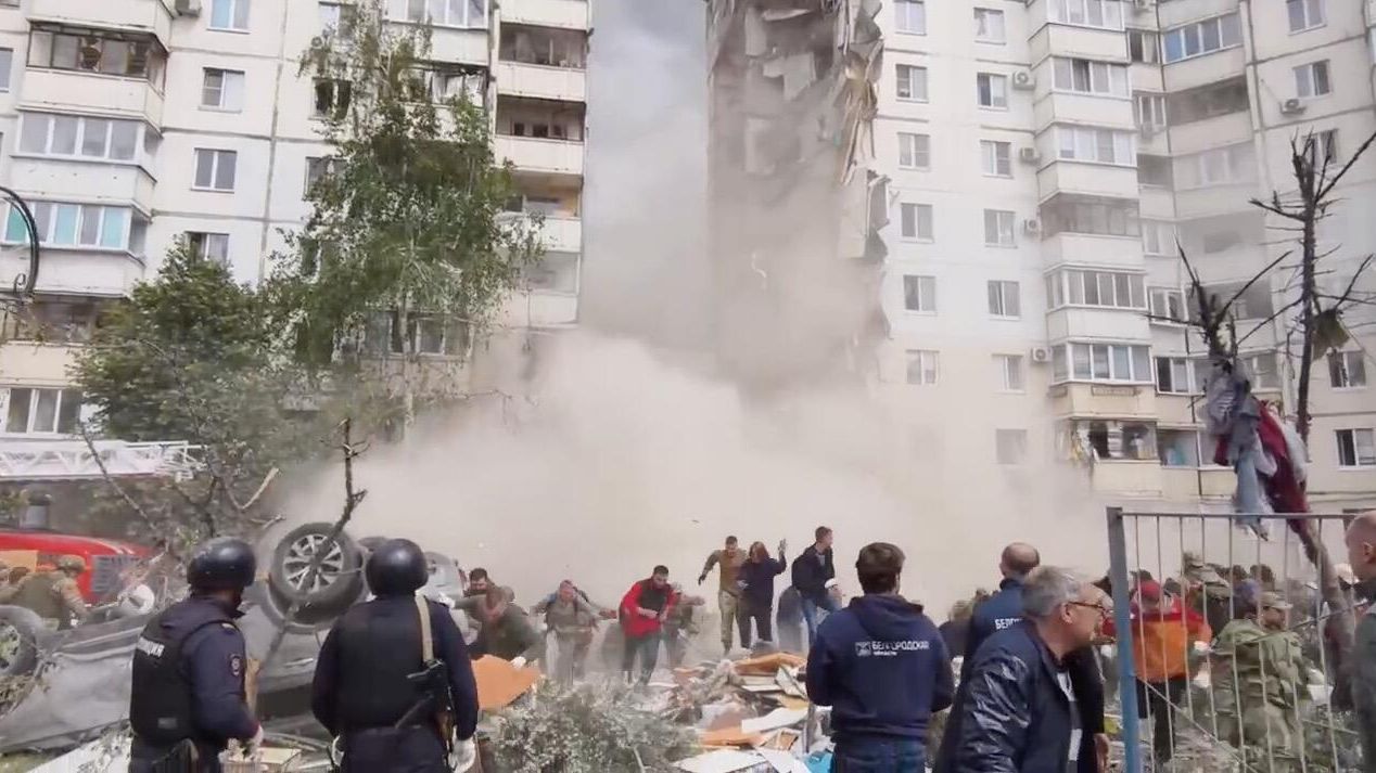 Момент обрушения крыши многоэтажки в Белгороде. Кадр видео Момент обрушения крыши многоэтажки в Белгороде. Кадр видео - РИА Новости, 1920, 12.05.2024