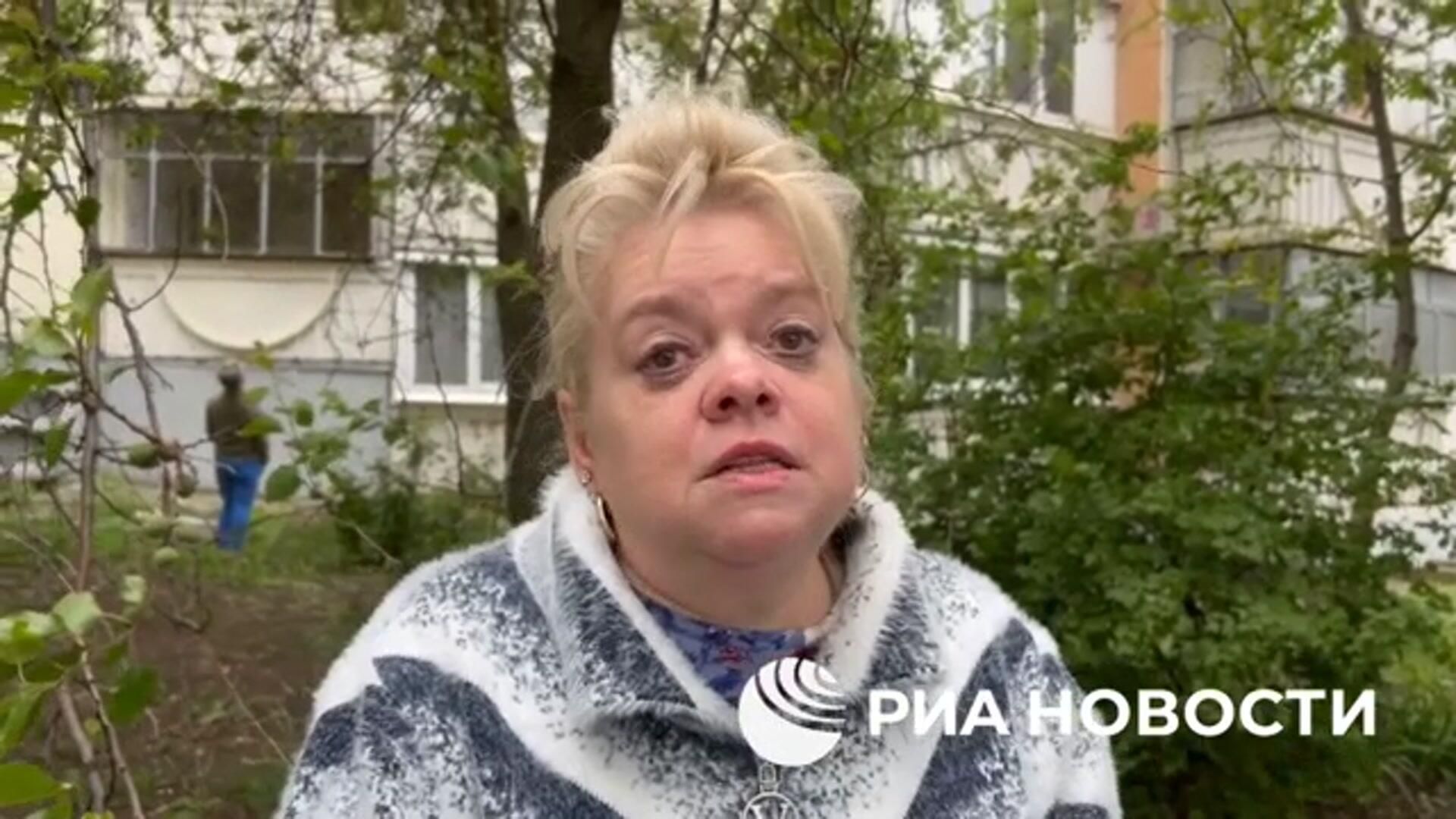 Женщина, которая жила в рухнувшем из-за украинского обстрела подъезде: Стекла все повылетали Женщина, которая жила в рухнувшем из-за украинского обстрела подъезде: Стекла все повылетали - РИА Новости, 1920, 12.05.2024