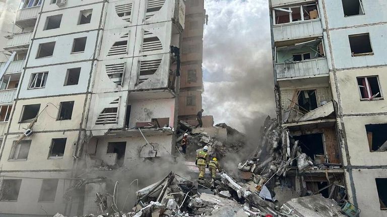 На месте обрушения подъезда в жилом доме в Белгороде в результате обстрела ВСУ На месте обрушения подъезда в жилом доме в Белгороде в результате обстрела ВСУ