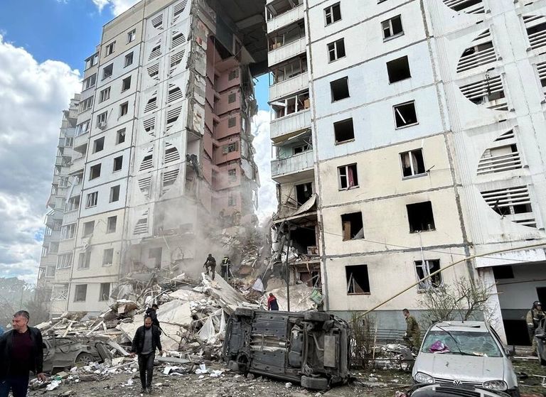 На месте обрушения подъезда в жилом доме в Белгороде в результате обстрела ВСУ На месте обрушения подъезда в жилом доме в Белгороде в результате обстрела ВСУ