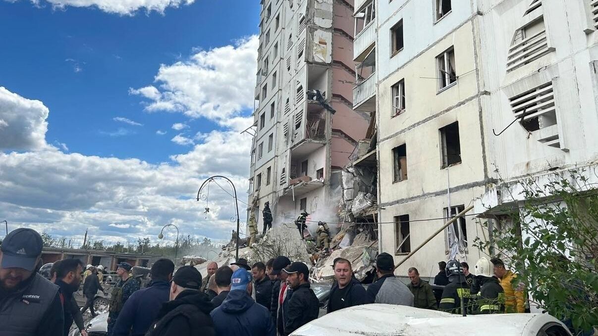 На месте обрушения подъезда в жилом доме в Белгороде в результате обстрела ВСУ На месте обрушения подъезда в жилом доме в Белгороде в результате обстрела ВСУ - РИА Новости, 1920, 12.05.2024