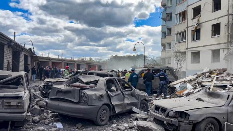На месте обрушения подъезда в жилом доме в Белгороде в результате обстрела ВСУ На месте обрушения подъезда в жилом доме в Белгороде в результате обстрела ВСУ