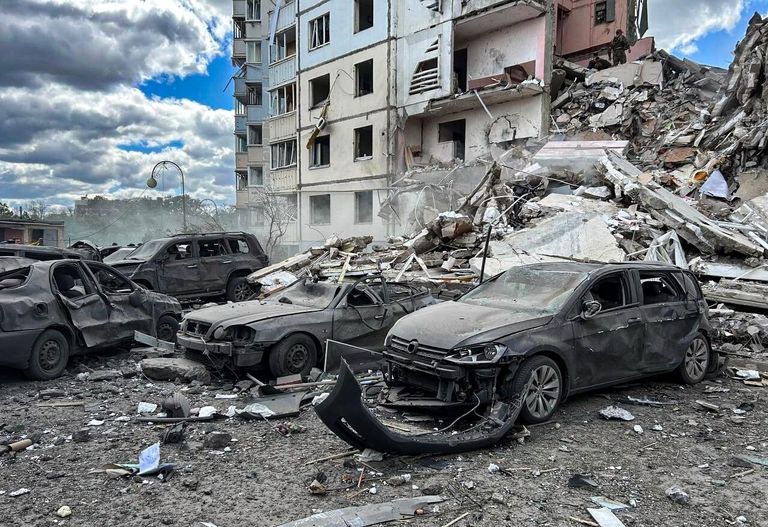На месте обрушения подъезда в жилом доме в Белгороде в результате обстрела ВСУ На месте обрушения подъезда в жилом доме в Белгороде в результате обстрела ВСУ