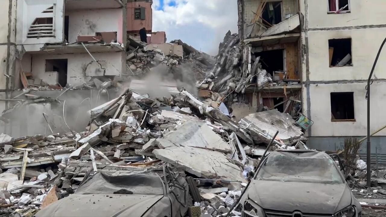 На месте обрушения подъезда в жилом доме в Белгороде в результате обстрела ВСУ На месте обрушения подъезда в жилом доме в Белгороде в результате обстрела ВСУ - РИА Новости, 1920, 12.05.2024