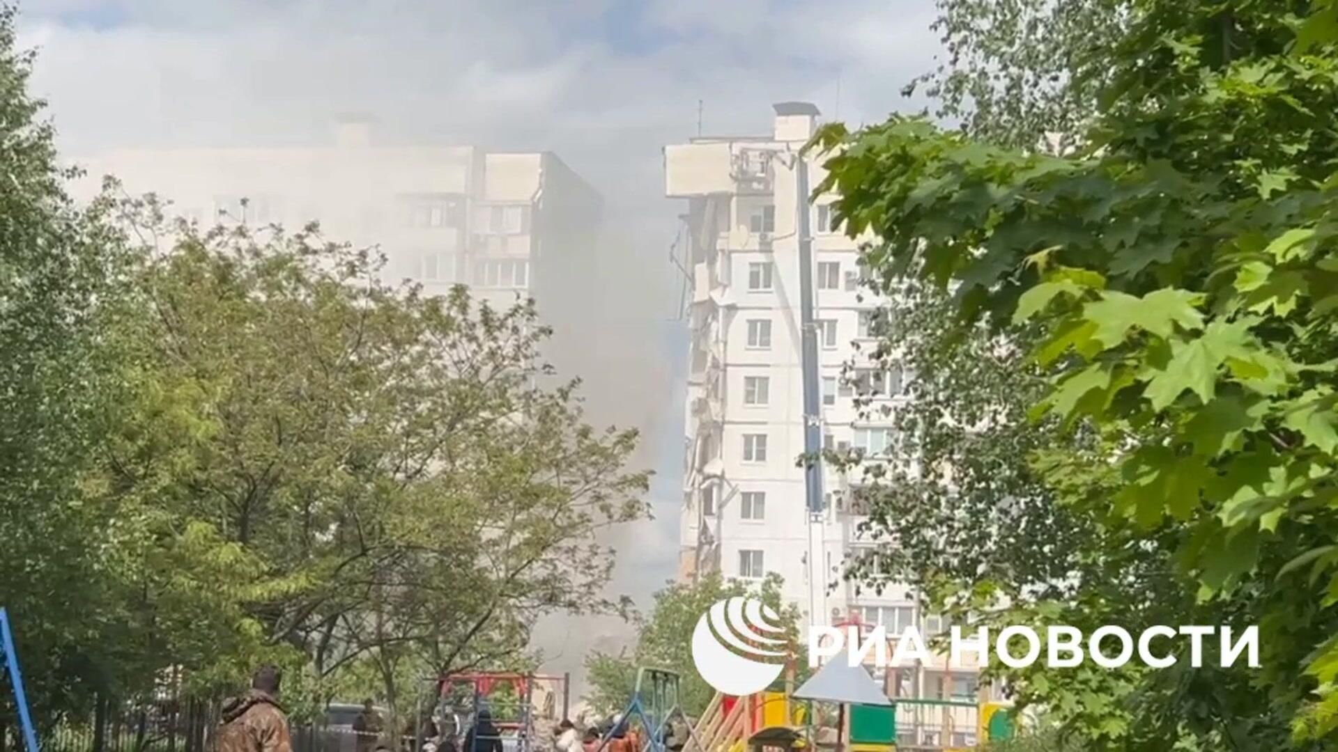 Обстановка на месте обрушения подъезда в Белгороде из-за украинского обстрела Обстановка на месте обрушения подъезда в Белгороде из-за украинского обстрела - РИА Новости, 1920, 12.05.2024