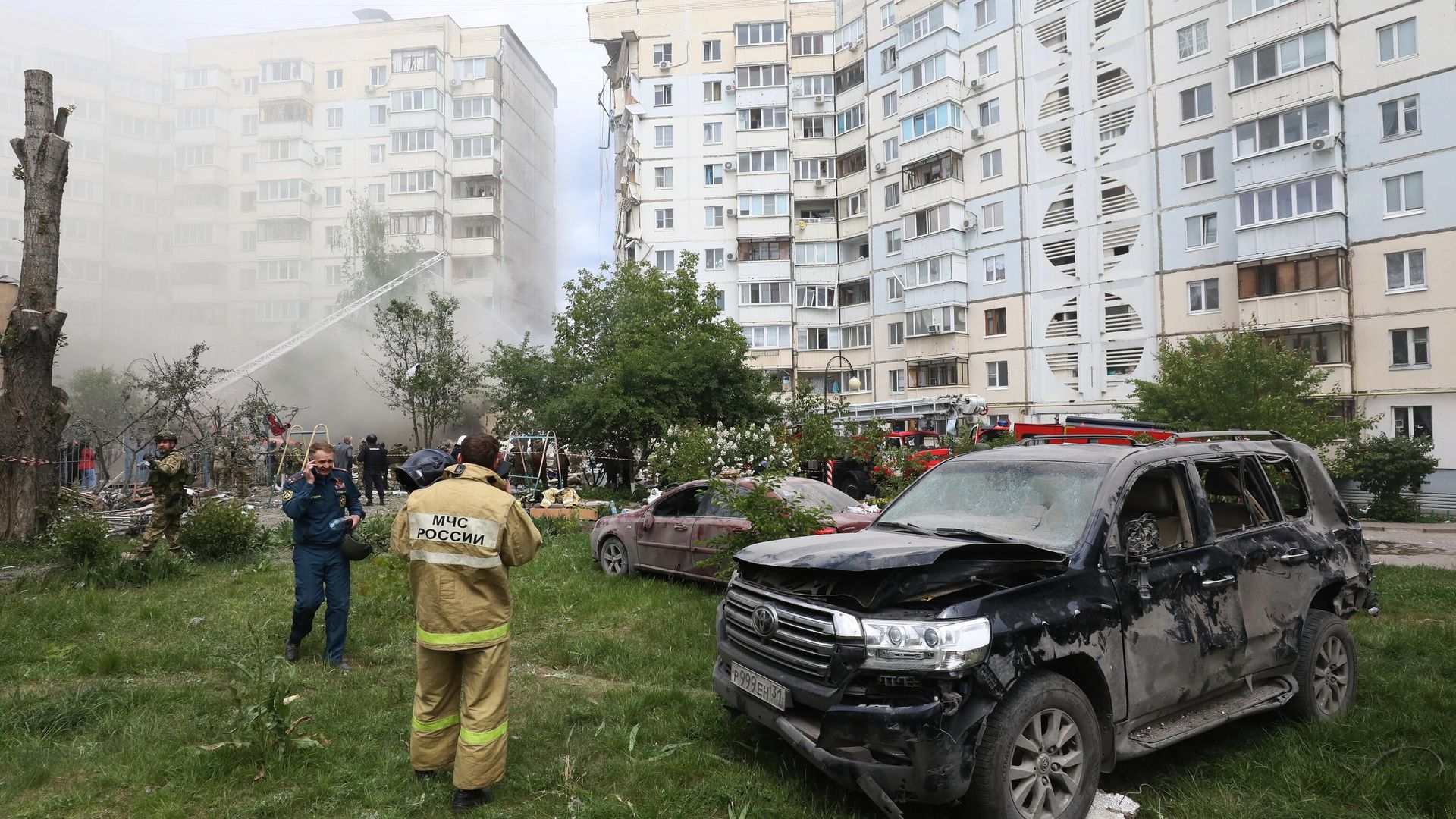 На месте обрушения подъезда в жилом доме в Белгороде в результате обстрела ВСУ На месте обрушения подъезда в жилом доме в Белгороде в результате обстрела ВСУ - РИА Новости, 1920, 12.05.2024