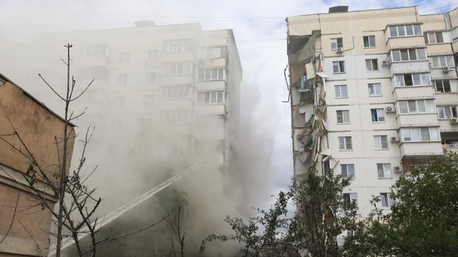 В Белгороде в результате обстрела ВСУ обрушился подъезд многоквартирного жилого дома