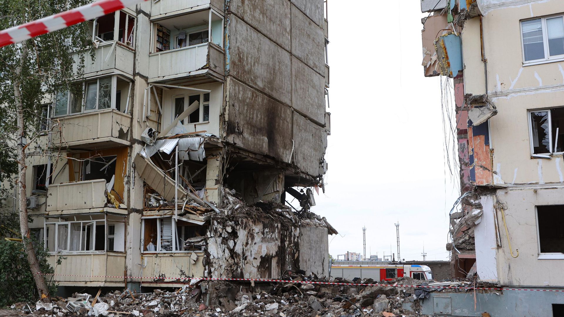 Поврежденный после удара ВСУ жилой 10-этажный дом на юго-западе Белгорода, где обрушился подъезд Поврежденный после удара ВСУ жилой 10-этажный дом на юго-западе Белгорода, где обрушился подъезд - РИА Новости, 1920, 14.05.2024