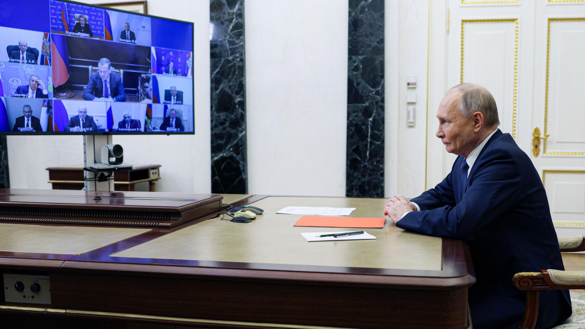 Президент РФ Владимир Путин проводит совещание с постоянными членами Совета безопасности РФ в режиме видеоконференции Президент РФ Владимир Путин проводит совещание с постоянными членами Совета безопасности РФ в режиме видеоконференции - РИА Новости, 1920, 13.05.2024