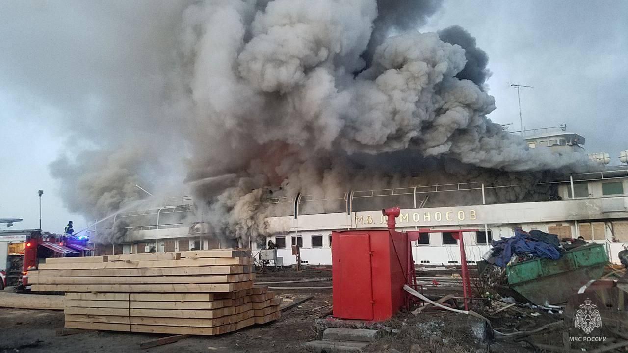 Пожар на круизном теплоходе М.В. Ломоносов в Архангельске
Пожар на круизном теплоходе М.В. Ломоносов в Архангельске - РИА Новости, 1920, 13.05.2024