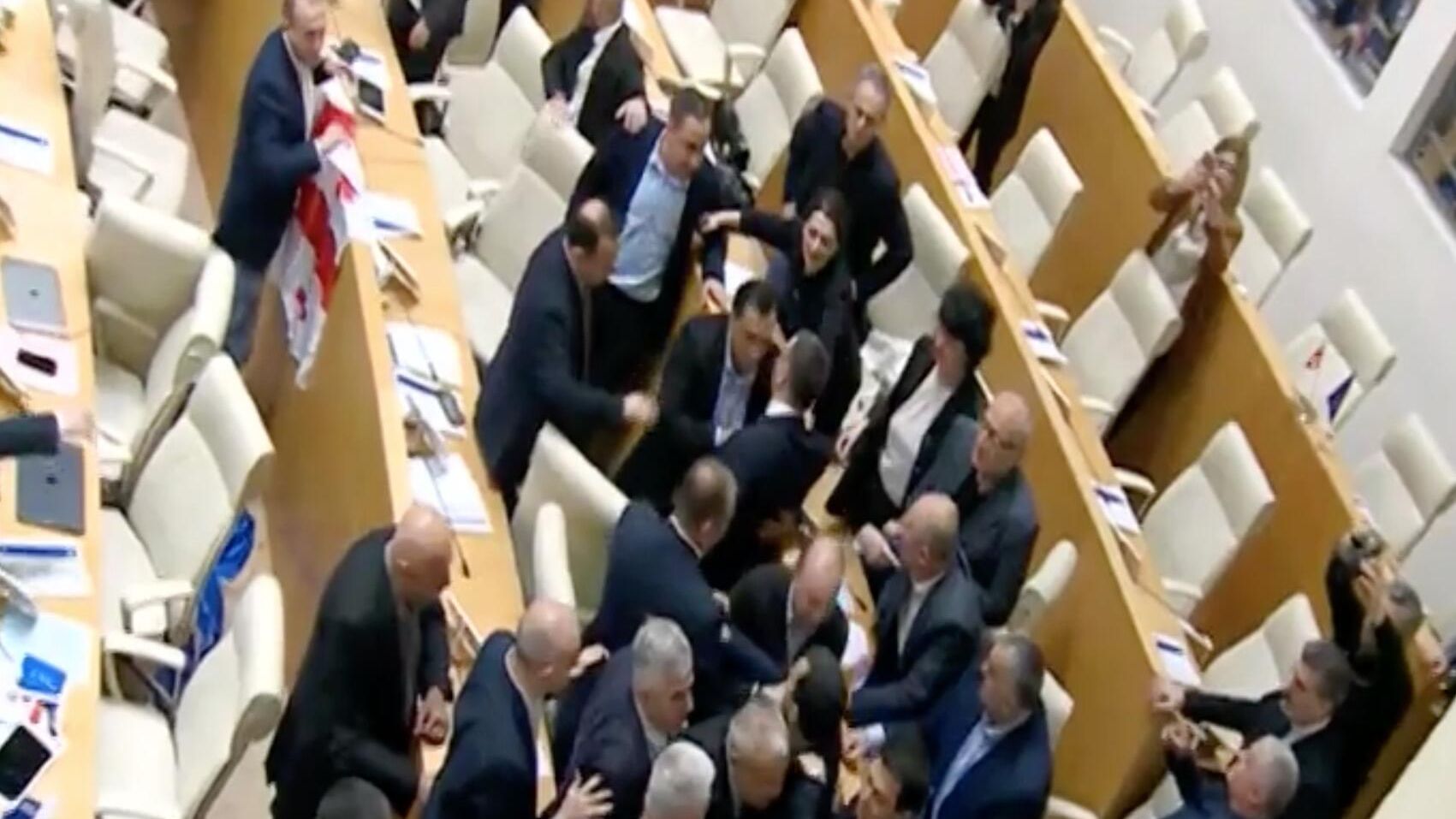 Драка при обсуждении закона об иноагентах в парламенте Грузии Драка при обсуждении закона об иноагентах в парламенте Грузии - РИА Новости, 1920, 14.05.2024