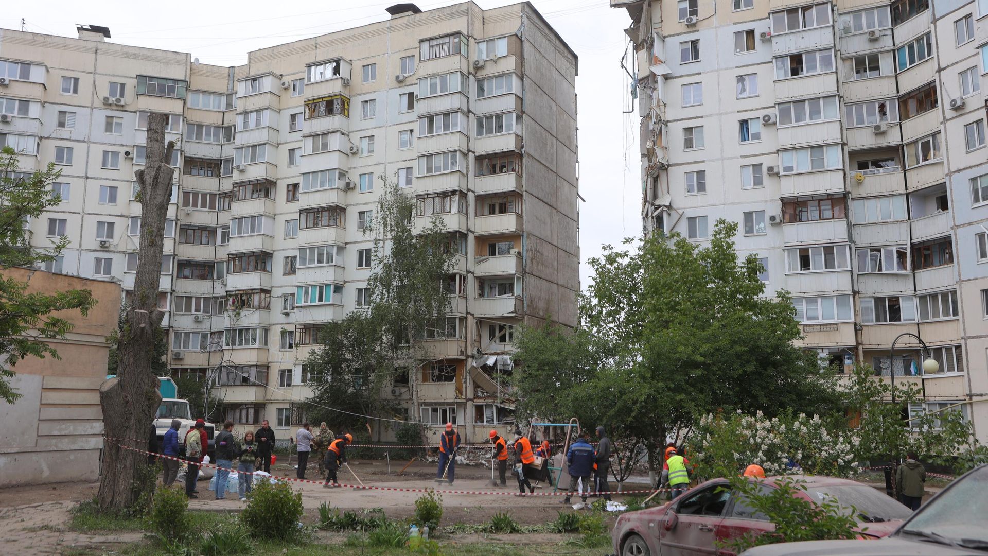 Обстановка возле обрушившегося жилого дома в Белгороде Обстановка возле обрушившегося жилого дома в Белгороде - РИА Новости, 1920, 14.05.2024