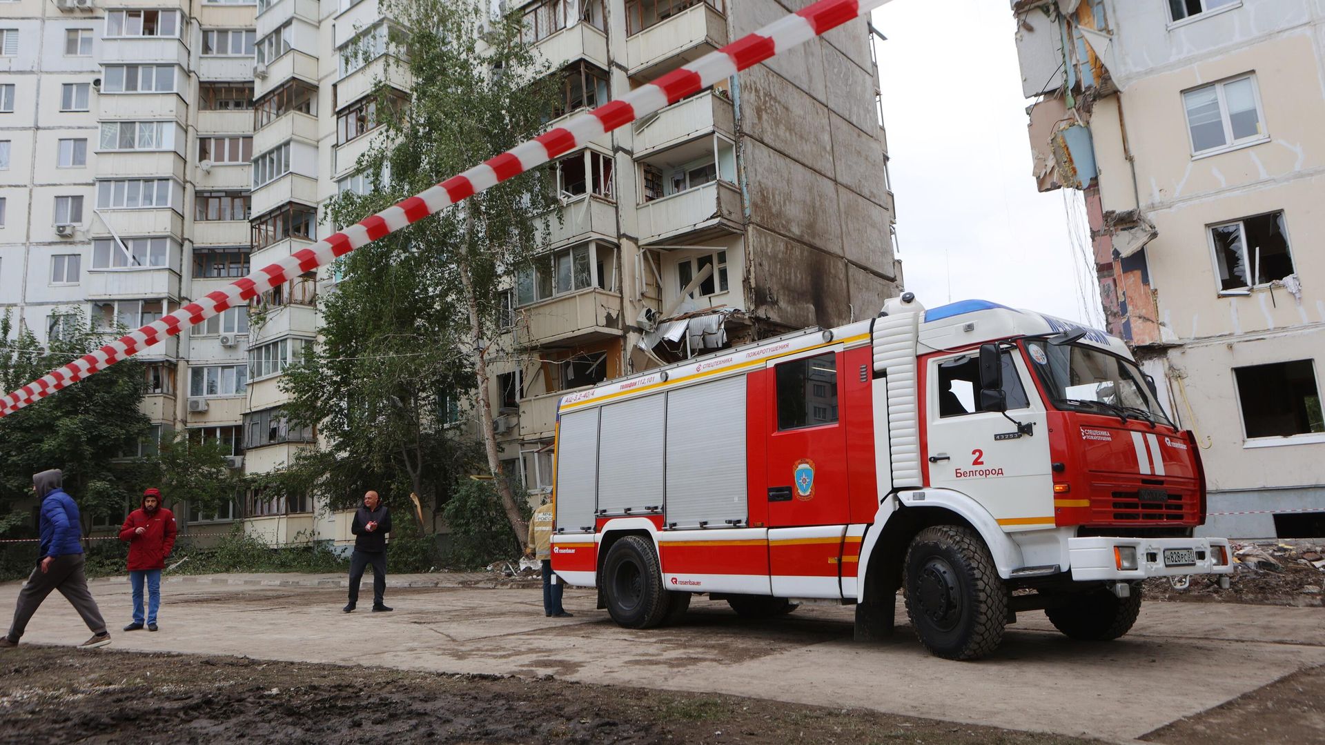 Пожарный автомобиль у обрушившегося жилого дома в Белгороде Пожарный автомобиль у обрушившегося жилого дома в Белгороде - РИА Новости, 1920, 14.05.2024