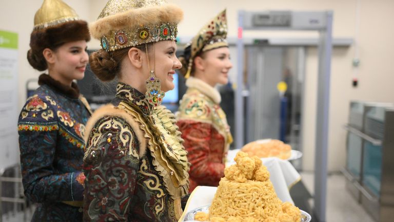 Церемония встречи участников международного форума Россия - исламский мир: KAZANFORUM 2024 в аэропорту Казани Церемония встречи участников международного форума Россия - исламский мир: KAZANFORUM 2024 в аэропорту Казани