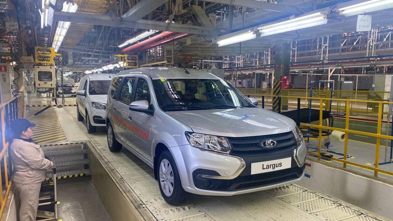 Запуск серийного производства автомобилей Lada Largus Запуск серийного производства автомобилей Lada Largus - РИА Новости, 1920, 10.11.2025
