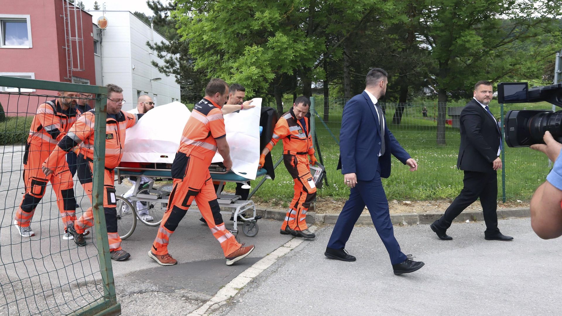 Медики доставляют раненого премьер-министра Словакии Роберта Фицо в больницу в городе Банска-Бистрица Медики доставляют раненого премьер-министра Словакии Роберта Фицо в больницу в городе Банска-Бистрица - РИА Новости, 1920, 18.05.2024