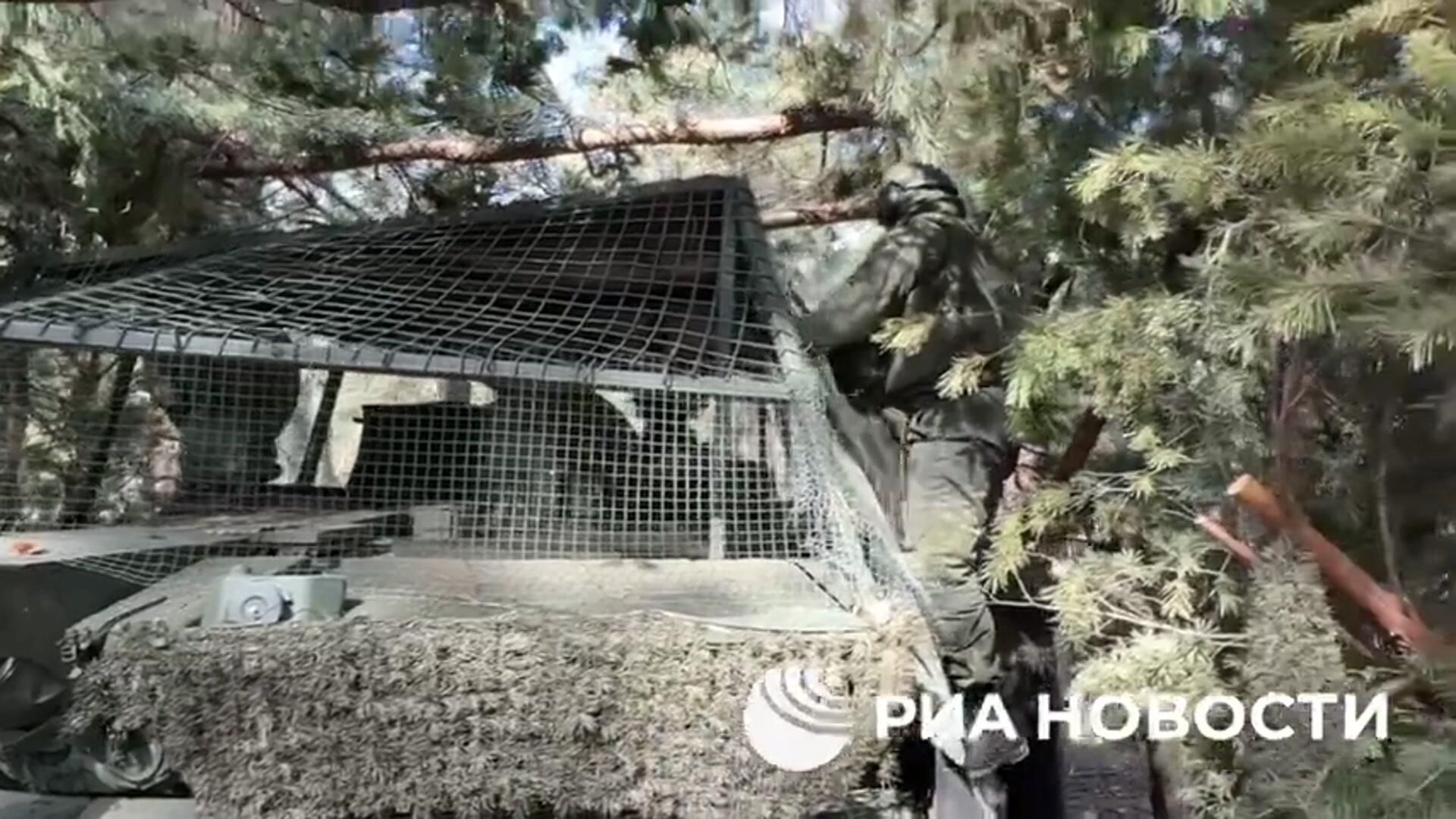 Командир экипажа Т-90 о совершенствовании конструкции для защиты танка Командир экипажа Т-90 о совершенствовании конструкции для защиты танка - РИА Новости, 1920, 16.05.2024