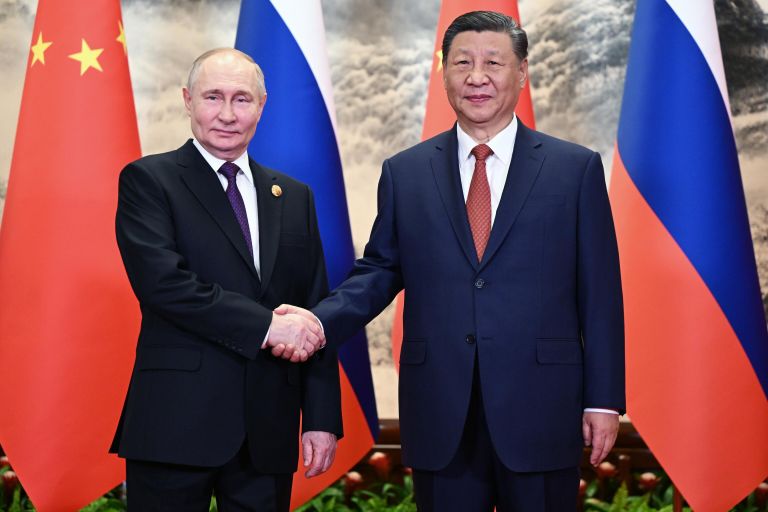 Президент России Владимир Путин и председатель КНР Си Цзиньпин во время встречи в Доме народных собраний в Пекине Президент России Владимир Путин и председатель КНР Си Цзиньпин во время встречи в Доме народных собраний в Пекине