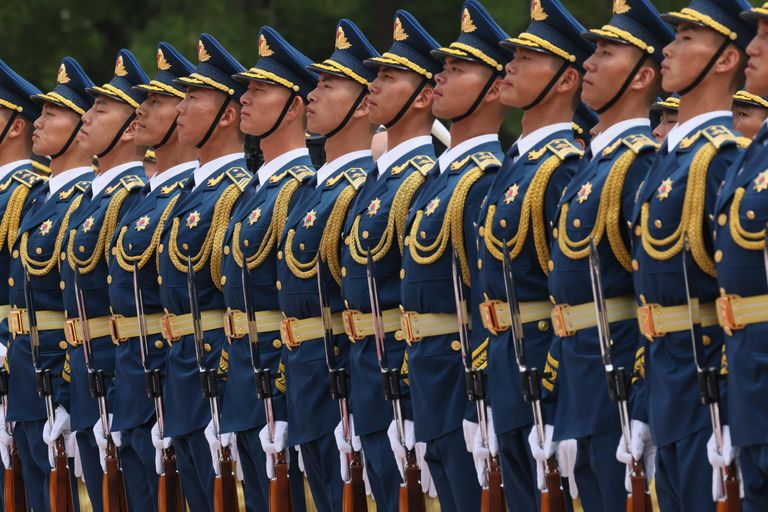 Почетный караул во время церемонии официальной встречи президента России Владимира Путина и председателя КНР Си Цзиньпина в Пекине Почетный караул во время церемонии официальной встречи президента России Владимира Путина и председателя КНР Си Цзиньпина в Пекине