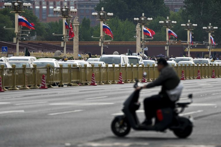 Флаги Росиии и Китая перед церемонией официальной встречи президента России Владимира Путина и председателя КНР Си Цзиньпина на площади Тяньаньмэнь в Пекине Флаги Росиии и Китая перед церемонией официальной встречи президента России Владимира Путина и председателя КНР Си Цзиньпина на площади Тяньаньмэнь в Пекине