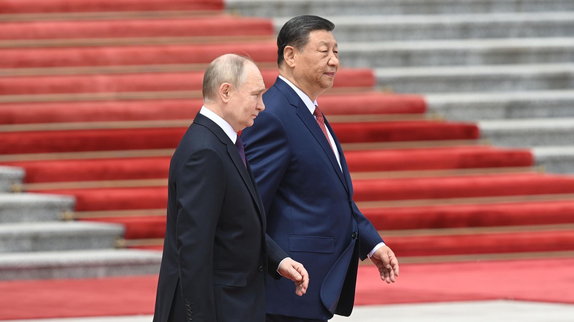 Президент России Владимир Путин и председатель КНР Си Цзиньпин во время церемонии официальной встречи в Пекине Президент России Владимир Путин и председатель КНР Си Цзиньпин во время церемонии официальной встречи в Пекине - РИА Новости, 1920, 07.05.2025