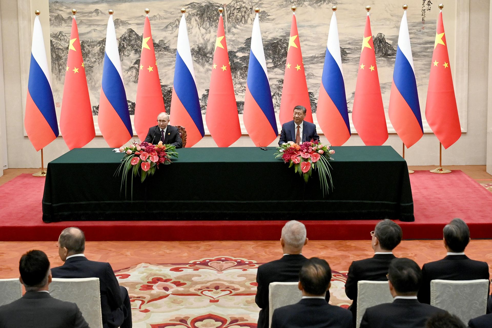 Президент России Владимир Путин и председатель КНР Си Цзиньпинь на церемонии подписания совместных документов в Доме народных собраний в Пекине Президент России Владимир Путин и председатель КНР Си Цзиньпинь на церемонии подписания совместных документов в Доме народных собраний в Пекине - РИА Новости, 1920, 16.05.2024