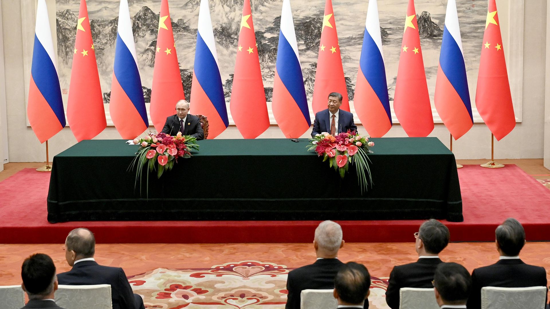 Президент России Владимир Путин и председатель КНР Си Цзиньпинь на церемонии подписания совместных документов в Доме народных собраний в Пекине - РИА Новости, 1920, 17.05.2024