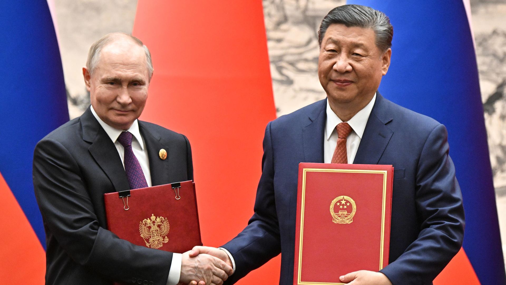 Президент России Владимир Путин и председатель КНР Си Цзиньпинь на церемонии подписания совместных документов в Доме народных собраний в Пекине Президент России Владимир Путин и председатель КНР Си Цзиньпинь на церемонии подписания совместных документов в Доме народных собраний в Пекине - РИА Новости, 1920, 16.05.2024