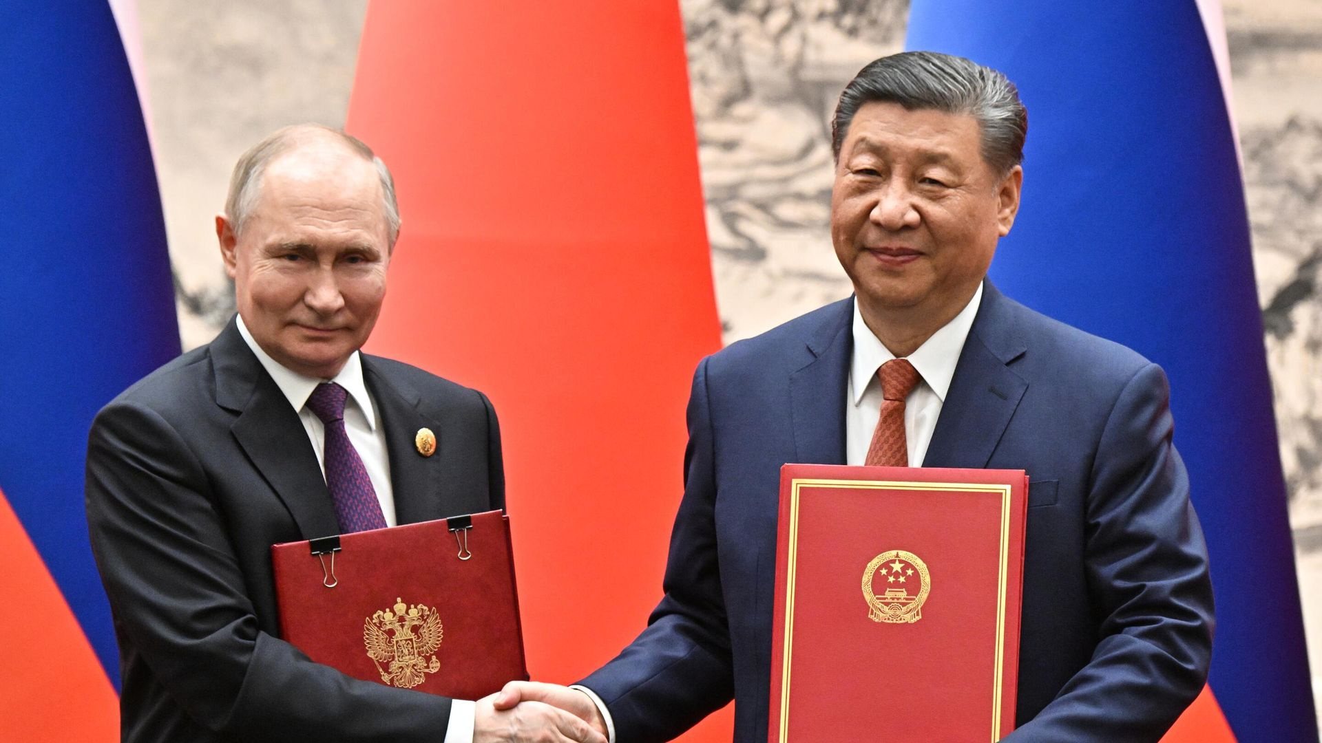 Президент России Владимир Путин и председатель КНР Си Цзиньпинь на церемонии подписания совместных документов в Доме народных собраний в Пекине Президент России Владимир Путин и председатель КНР Си Цзиньпинь на церемонии подписания совместных документов в Доме народных собраний в Пекине - РИА Новости, 1920, 16.05.2024