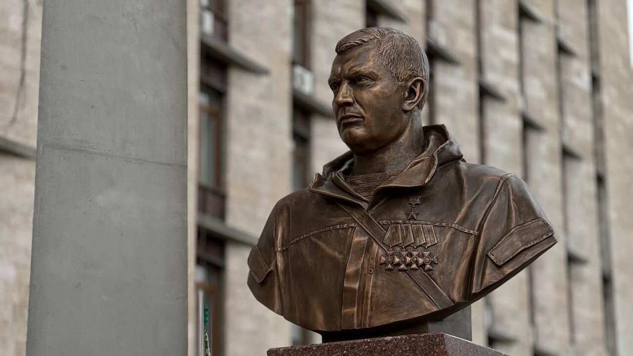 Памятник первому главе ДНР Александру Захарченко у здания Дома правительства в Донецке - РИА Новости, 1920, 31.08.2025