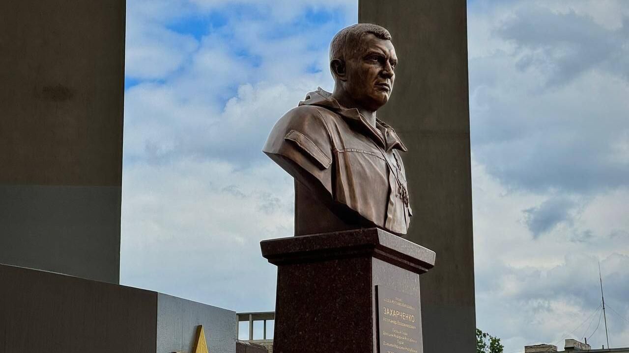 Памятник первому главе ДНР Александру Захарченко у здания Дома правительства в Донецке - РИА Новости, 1920, 31.08.2025