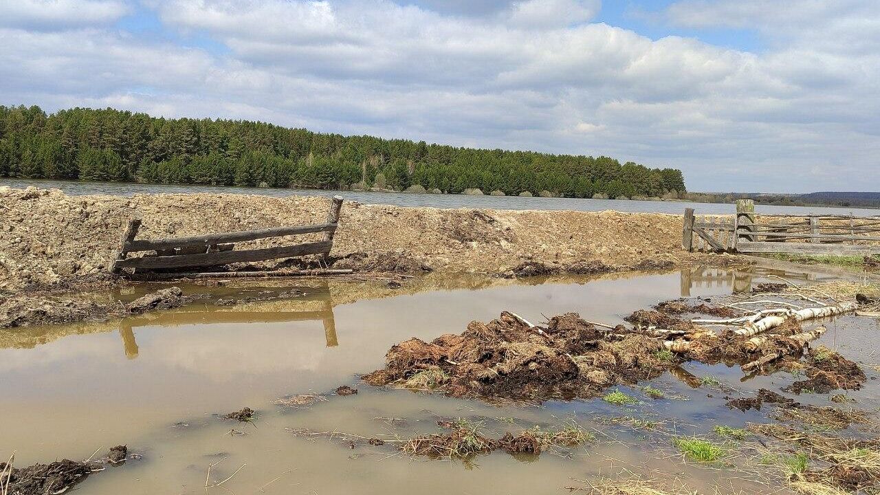 На месте прорыва земляной насыпи в селе Большой Карагай Вагайского района Тюменской области На месте прорыва земляной насыпи в селе Большой Карагай Вагайского района Тюменской области - РИА Новости, 1920, 16.05.2024