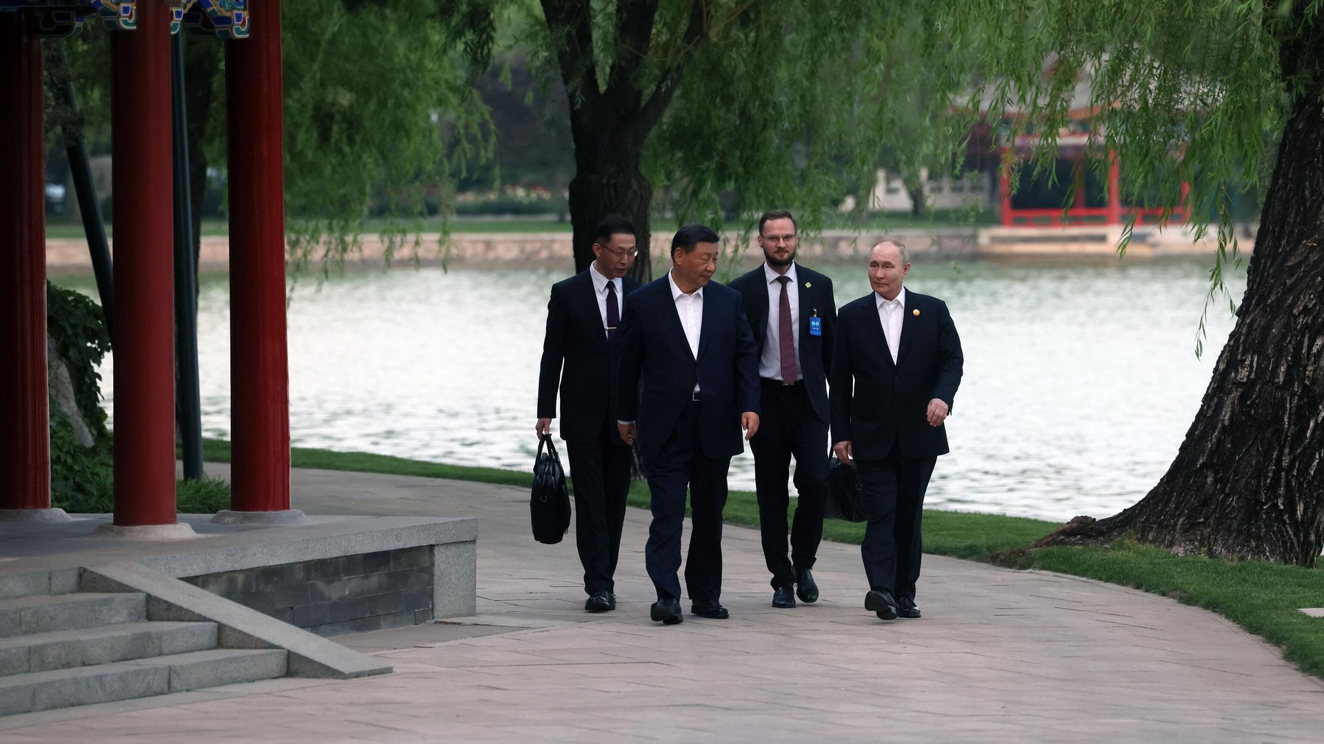 Президент России Владимир Путин и председатель КНР Си Цзиньпин во время неформального общения в правительственной резиденции Чжуннаньхай - РИА Новости, 1920, 16.05.2024