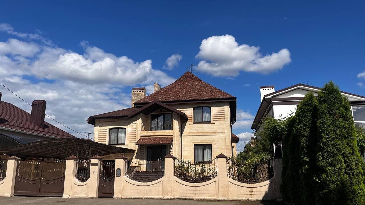 Коттедж в Краснодаре, принадлежащий сестре жены начальника главного управления кадров Минобороны России генерал-лейтенанта Юрия Кузнецова Коттедж в Краснодаре, принадлежащий сестре жены начальника главного управления кадров Минобороны России генерал-лейтенанта Юрия Кузнецова - РИА Новости, 1920, 17.05.2024