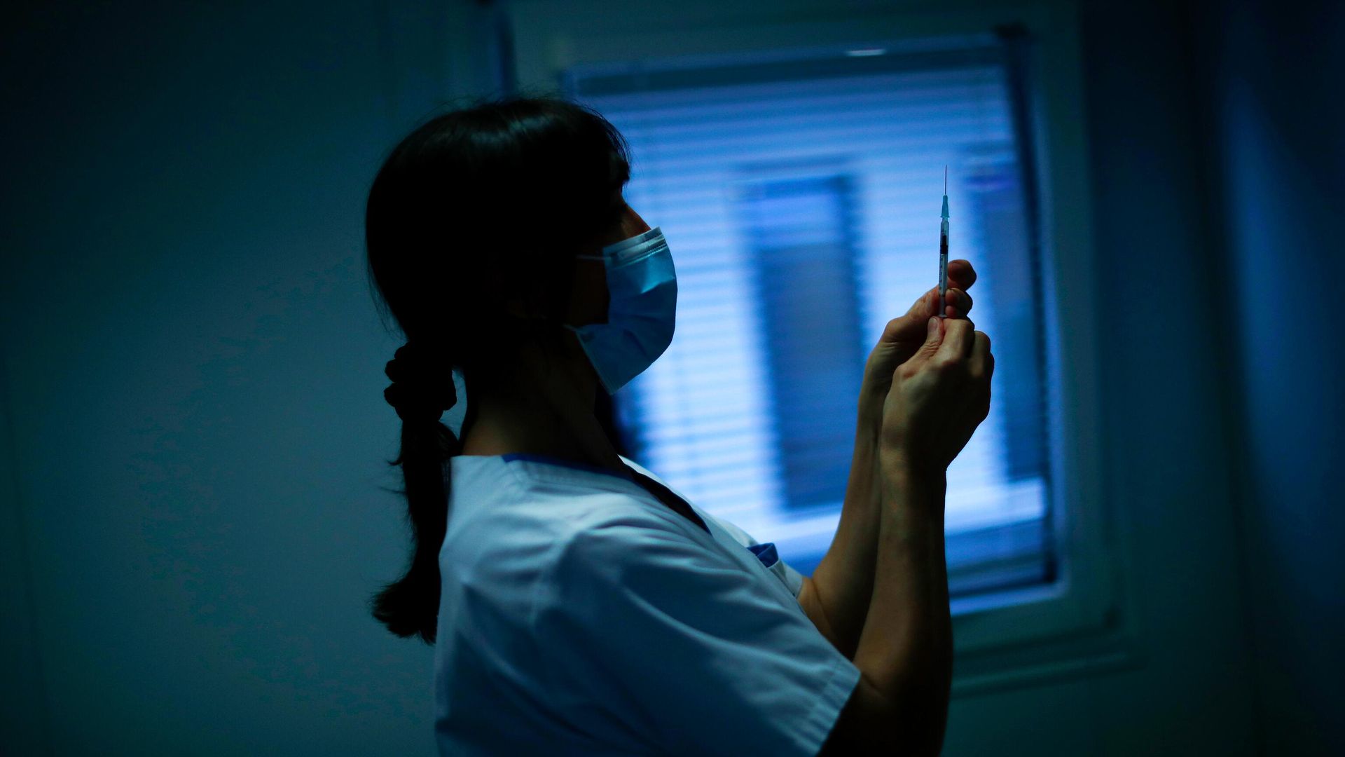 Медсестра готовит шприц с вакциной Pfizer/Biontech против COVID-19 в больнице MontLegia CHC в Льеже Медсестра готовит шприц с вакциной Pfizer/Biontech против COVID-19 в больнице MontLegia CHC в Льеже - РИА Новости, 1920, 10.02.2026