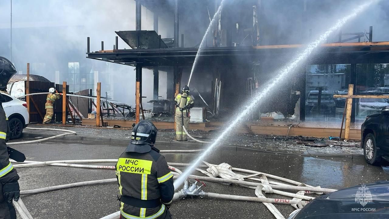 Пожар на кровле здания рядом с аэропортом Минеральных Вод Пожар на кровле здания рядом с аэропортом Минеральных Вод - РИА Новости, 1920, 17.05.2024