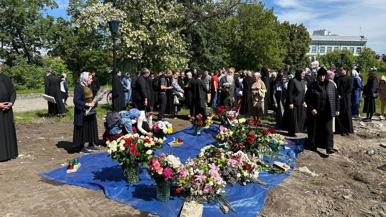 Прихожане УПЦ несут цветы и молятся на месте разрушенной Владимиро-Ольгинской часовни Десятинного мужского монастыря Прихожане УПЦ несут цветы и молятся на месте разрушенной Владимиро-Ольгинской часовни Десятинного мужского монастыря - РИА Новости, 1920, 17.05.2024