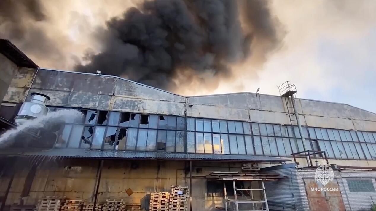 Место пожара в цеху с полиэтиленом в Санкт-Петербурге. 18 мая 2024 Место пожара в цеху с полиэтиленом в Санкт-Петербурге. 18 мая 2024 - РИА Новости, 1920, 18.05.2024