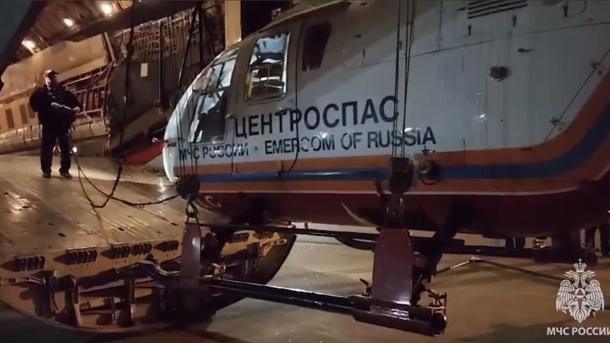 Вертолет МЧС, который примет участие в поисково-спасательной операции в Иране. Кадр из видео Вертолет МЧС, который примет участие в поисково-спасательной операции в Иране. Кадр из видео - РИА Новости, 1920, 20.05.2024